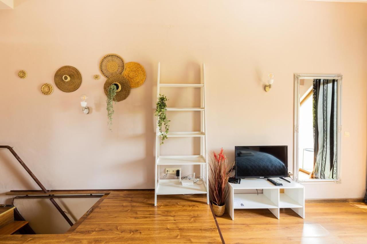 Quiet & Modern Maisonette Warna Exterior foto